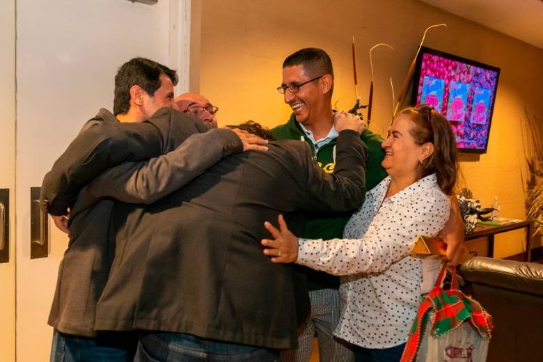 Así fue el reencuentro de Ballesteros con su papá, mamá y hermano tras ocho años de ausencia. FOTO CORTESÍA