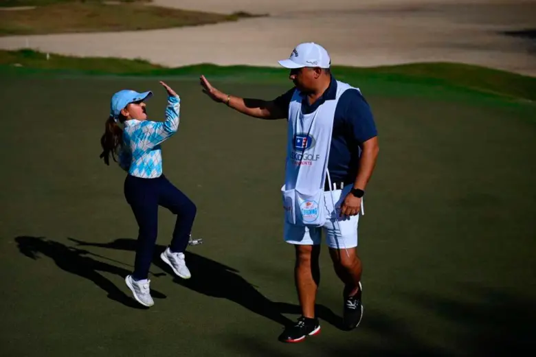 Mariajosé Robayo con su papá Josué, en uno de los torneos que la pequeña golfista colombiana participó en Estados Unidos. FOTO CORTESÍA MARIAJOSÉ ROBAYO 