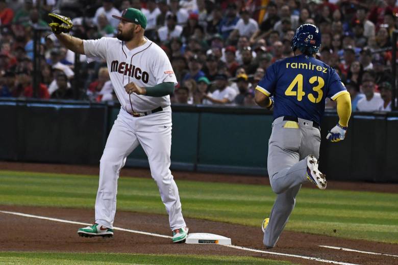 El colombiano Harold Ramirez anota una carrera para la Selección que ganó su duelo ante México. FOTO EFE 