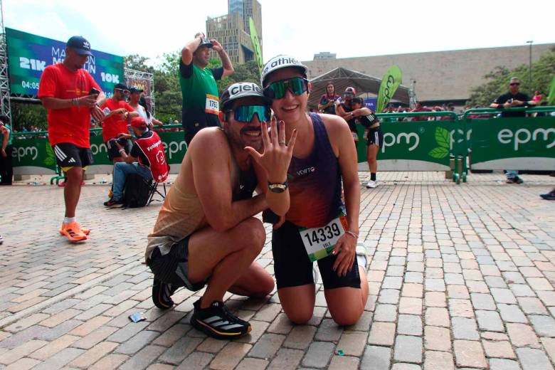 Valentina y Marco Antonio celebraron su compromiso tras cumplir con los 21 y 42k en la Maratón Medellín, que contó con 30.000 participantes en la edición 32 este 2026. FOTO CORTESÍA MARATÓN MEDELLÍN 