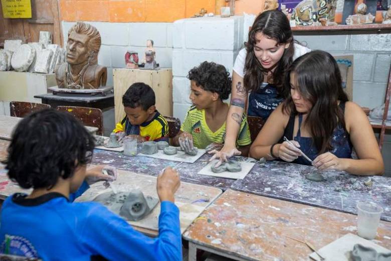 Azly Pareja dicta clases en el taller de escultura y sueña con exponer sus obras algún día. FOTO Esneyder Gutiérrez