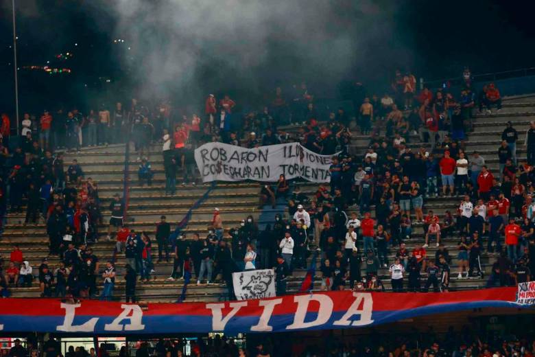 Los disturbios y problemas vividos en la tribuna norte del estadio Atanasio Girardot, entraron a formar parte de los hechos de violencia que se han presentado en la historia de la Copa Libertadores. FOTO MANUEL SALDARRIAGA
