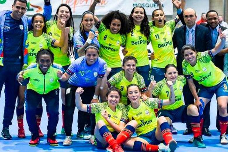 Las integrantes de la Selección Colombia de Fútbol de Salón festejando su paso a la final del Mundial. FOTO @Fecolfutsalon