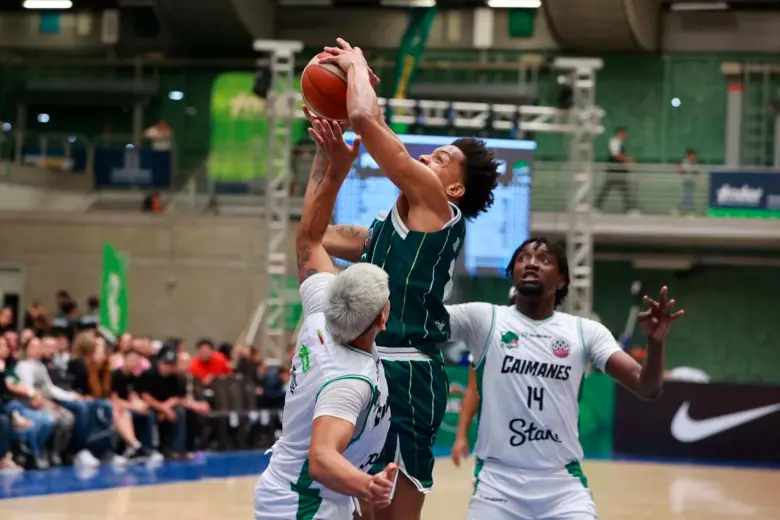 Luis Almanza de Paisas en acción en el Iván de Bedout, fue el más efectivo en el ataque con 17puntos. El jueves el anfitrión se medirá a Astros de México. FOTO MANUEL SALDARRIAGA