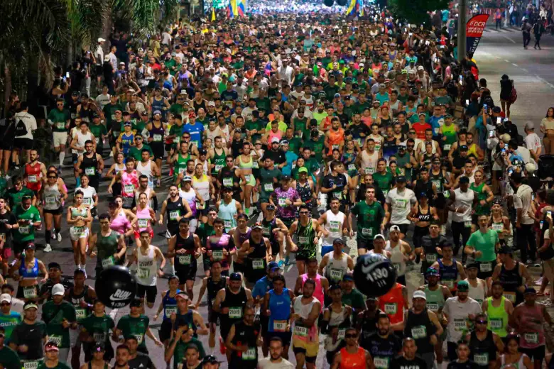 Maratón Medellín: 26.000 latidos, un anillo y muchas historias en una vibrante jornada que arrancó de madrugada