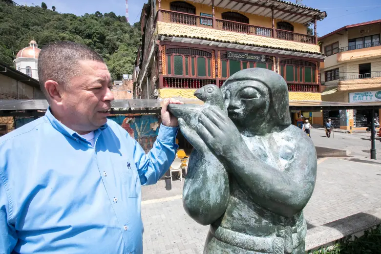 El alcalde de Fredonia Aldubar de Jesús Vanegas Marín al lado de una de las primeras esculturas que hizo el maestro Rodrigo Arenas Betancourt. FOTO Esneyder Gutiérrez