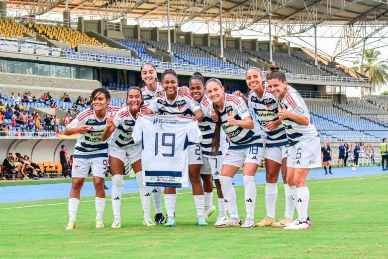Las jugadoras del Poderoso celebraron la victoria en el Hernán Ramírez Villegas, y son las líderes parciales del torneo. FOTO CORTESÍA DIM FEMENINO 