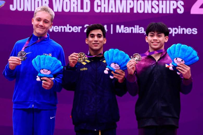 El colombiano Camilo Vera junto a los deportistas que lo acompañaron en el podio del Mundial de Gimnasia Juvenil que se disputa en Filipinas. FOTO TOMADA @gymnastics