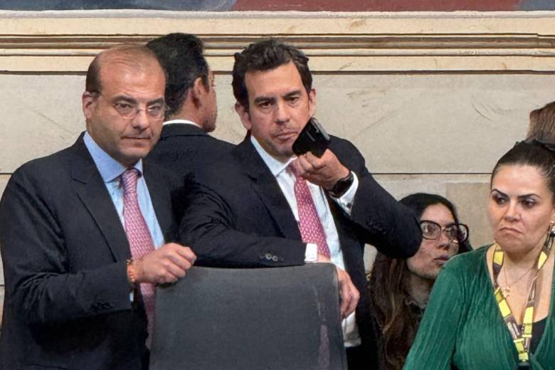 Al ministro del interior, Rodrigo Lara, se le vio estresado durante la votación del presupuesto. FOTO: archivo suministrado