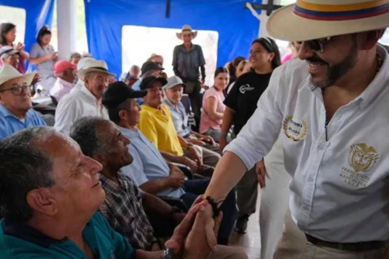 Tras entregar la totalidad de su primer haber mensual a dos ancianatos del municipio de Quimbaya, el presidente Abelardo de la Espriella confirmó que no cobrará su remuneración de gobierno. FOTO: Captura de video de redes sociales @ABDELAESPRIELLA