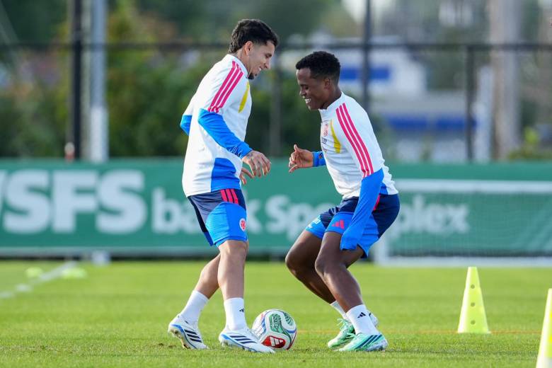 Gustavo Puerta y Jhon Arias jugando en un entrenamiento. FOTO: FCF