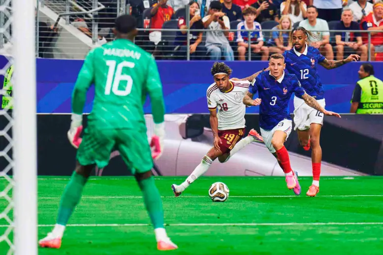 El joven Lamine Yamal, figura de España, quien acaba de cumplir 19 años, abrió el camino de la victoria ante Francia, ya que le cometieron una falta para el penal que anotó Mikel Oyarzabal. FOTO TOMADA X@SEFutbol