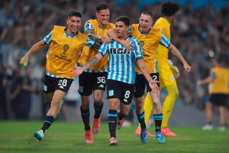 Juan Fernando Quintero celebra el segundo tanto de su mágica noche con Rancing ante Corinthians. FOTO TOMADA @RacingClub