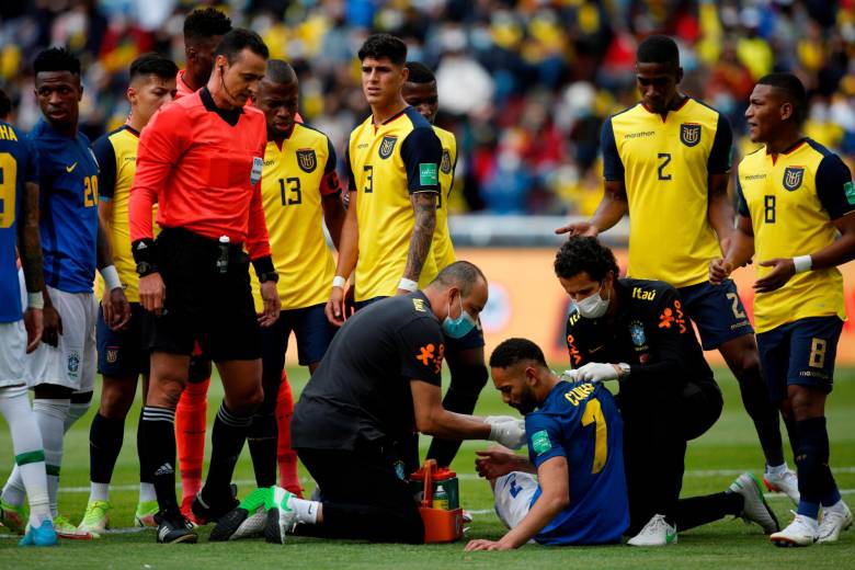 El árbitro antioqueño Wílmar Roldán ha tenido que tomar acciones disciplinarias en el duelo entre Ecuador y Brasil. FOTO EFE 