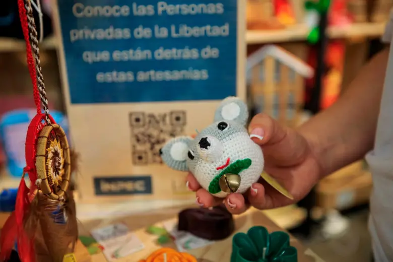 Con estas estrategias se busca que los internos potencien habilidades, destrezas y competencias laborales, técnicas y creativas para que se preparen ante los desafíos del mercado laboral y se pueda facilitar su reintegración social cuando recuperen la libertad. FOTO Camilo Suárez