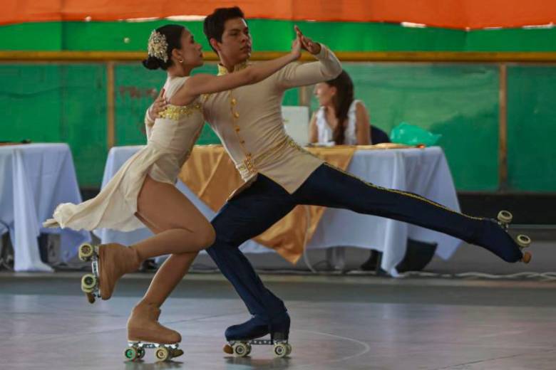 Jeshua Folleco junto a María Paula Muñoz con quien ganó medalla de bronce en la danza por parejas. En individual se llevó el oro en solo danza masculina. FOTO MANUEL SALDAARRIAGA 
