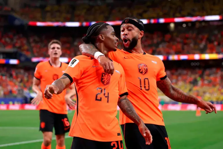 Los jugadores Crysencio Summerville y Memphis Depay celebran el gol y la victoria de Países Bajos sobre Suecia 5-1 en el Mundial de Norteamérica. FOTO GETTY 