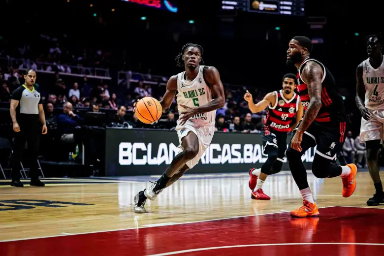 Carlos Vélez, el árbitro internacional de baloncesto que ha dejado en alto a Colombia en 27 países 