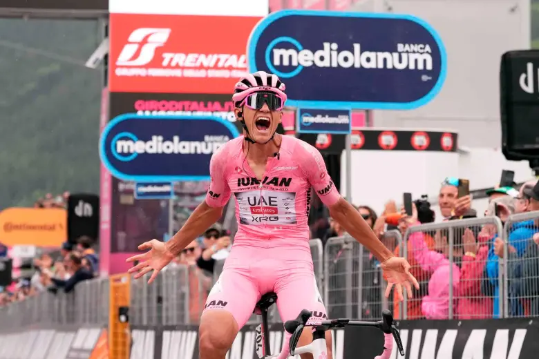 Isaac del Toro celebra su victoria en la etapa 17 del Giro del Italia y se mantiene como líder. FOTO: Tomada de X @giroditalia