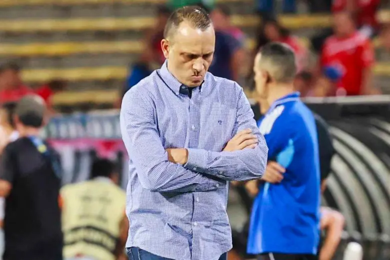 El técnico Alejandro Restrepo fue sancionado con tres fechas y una multa, por presuntamente utilizar lenguaje ofensivo contra un oficial de juego. FOTO MANUEL SALDARRIAGA