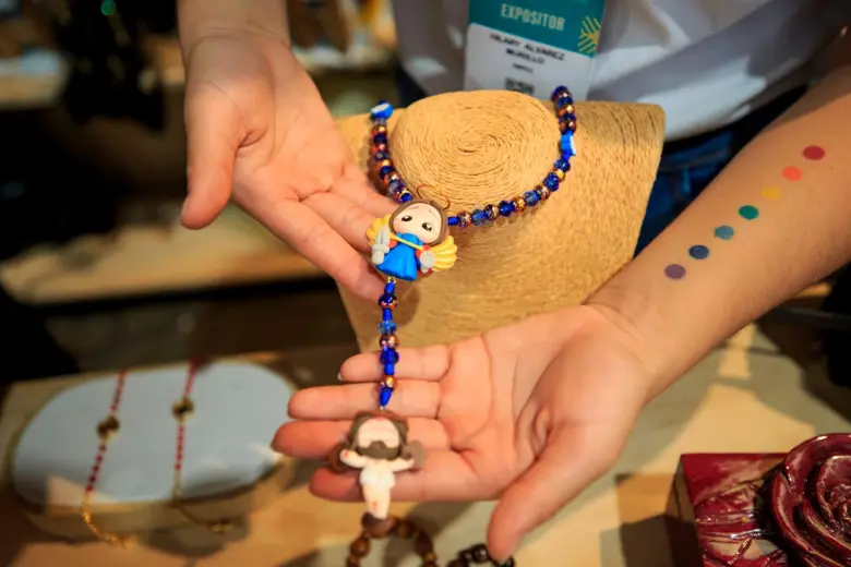 Los productos son elaborados por los privados de la libertad como parte de sus procesos de resocialización. Entre ellos se encuentran mochilas, bolsos, llaveros, cuadros, pulseras, atrapasueños, relojes, bisutería, artesanías de madera y tapetes, entre otros que han tenido muy buena acogida en el público. FOTO Camilo Suárez