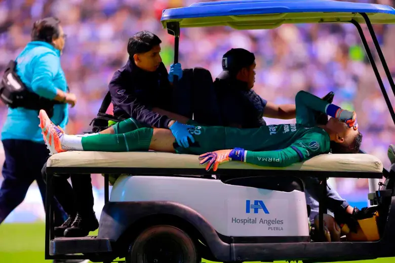 Este es el momento en el que el arquero Kevin Mier es sacado en camilla del campo con grandes muestras de dolor. FOTO GETTY 