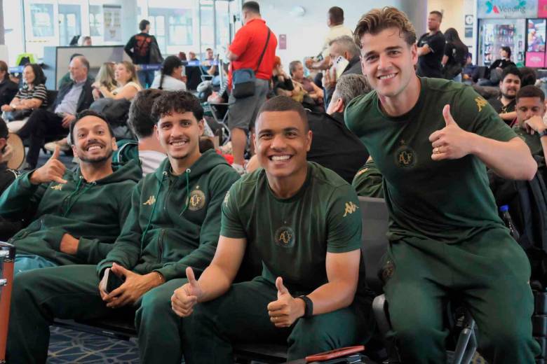 La delegación de Chapecoense antes de despegar en Bogotá rumbo a Medellín para los actos especiales que vivirán este viernes y sábado tanto en La Unión, como en el Atanasio Girardot. FOTO TOMADA X@ChapecoenseReal