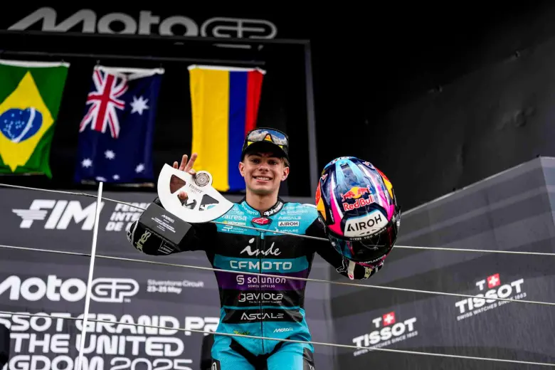 El colombiano David Alonso celebra su tercer lugar en el podio del Gran Premio de Silverstone. FOTO TOMADA X@AsparTeam