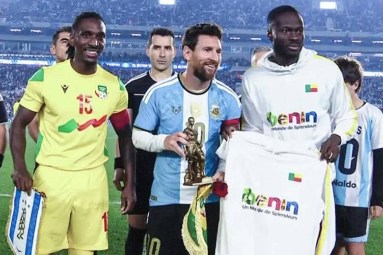 Lionel Messi con la Amazonia de Dahomey en la mano derecha. FOTO: Captura de vídeo