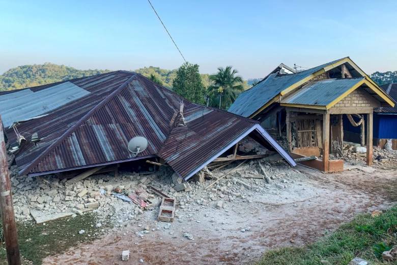 Así quedó una de las edificaciones afectadas tras el terremoto de magnitud 7,7 que sacudió la isla de Flores, Indonesia. FOTO: AFP.