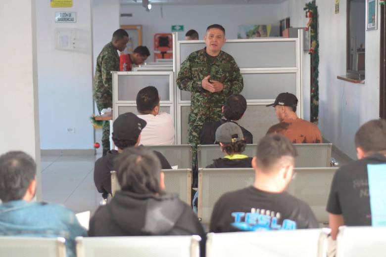 La Gerencia de Diversidades de Medellín cuenta con un equipo jurídico que acompaña a los beneficiarios en todo el proceso de regularización de la situación militar. FOTO: Cortesía Alcaldía de Medellín