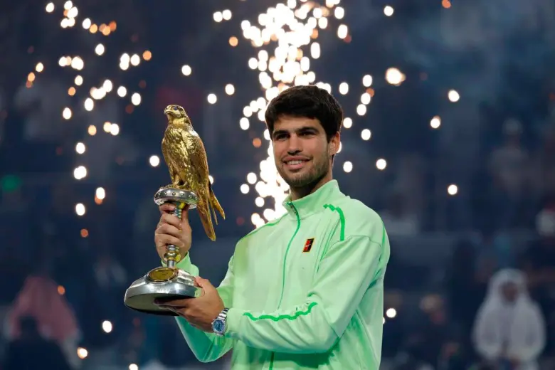El español Carlos Alcaraz celebra su título número 26, al coronarse campeón en el ATP 500 de Doha. FOTO GETTY 