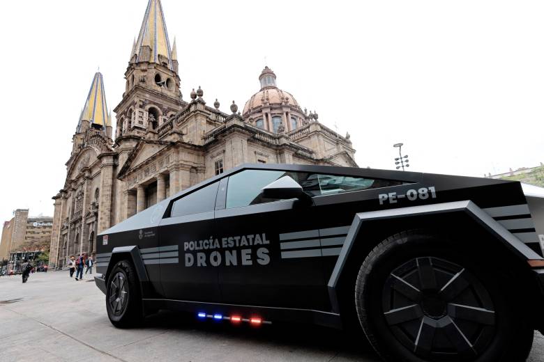 Las camionetas Cybertruck hacen parte de un convenio entre el estado de Jalisco y la embajada de Estados Unidos en México. FOTO: AFP