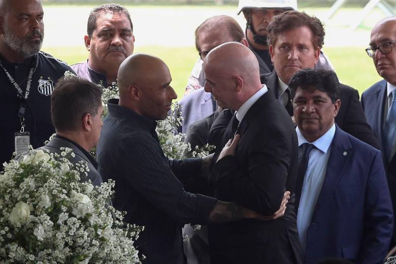 El presidente de la Fifa, Gianni Infantino, habla con Edinho durante el velatorio de su padre Edson Arantes do Nascimento 'Pelé'. FOTO EFE 