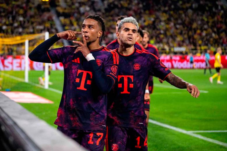 Luis Díaz celebra con Michael Olise, el segundo gol del Bayern Múnich, para el triunfo 2-1 en el duelo de la Supercopa de Alemania ante el Borussia Dortmund. FOTO GETTY 