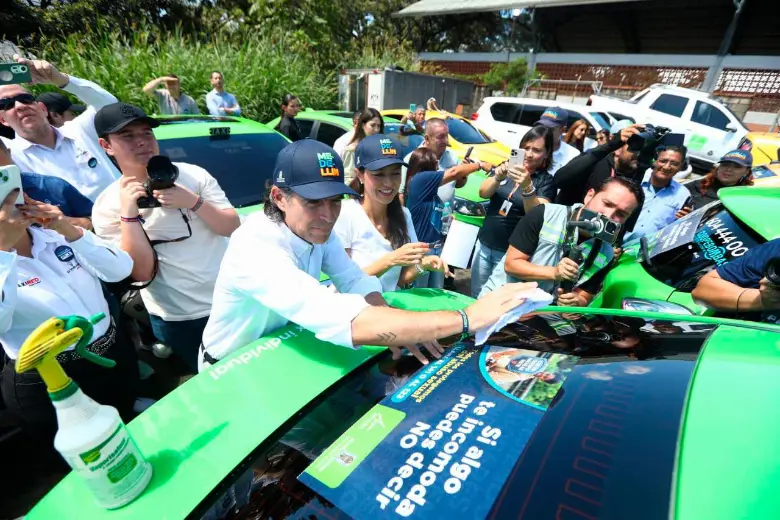La campaña incluye pedagogía y mensajes en los taxis y buses para sensibilizar a los ciudadanos. FOTO Cortesía Alcaldía de Medellín