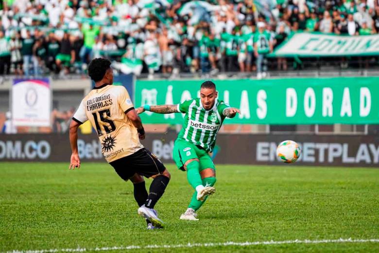 Cristian Arango ante Águilas Doradas antes de salir del campo por una conmoción cerebral que sufrió en el duelo disputado en el estadio Cincuentenario. FOTO COLPRENSA 