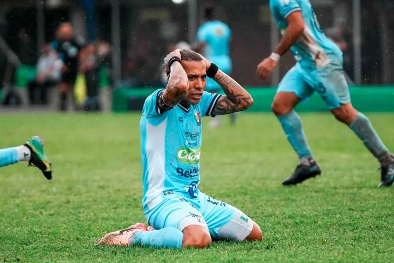 Dayro Moreno, quien marcó el primero del Once Caldas en el empate 2-2 ante Águilas Doradas, se lamentan tras perder el 3-2 en el estadio Cincuentenario de Medellín. FOTO COLPRENSA 