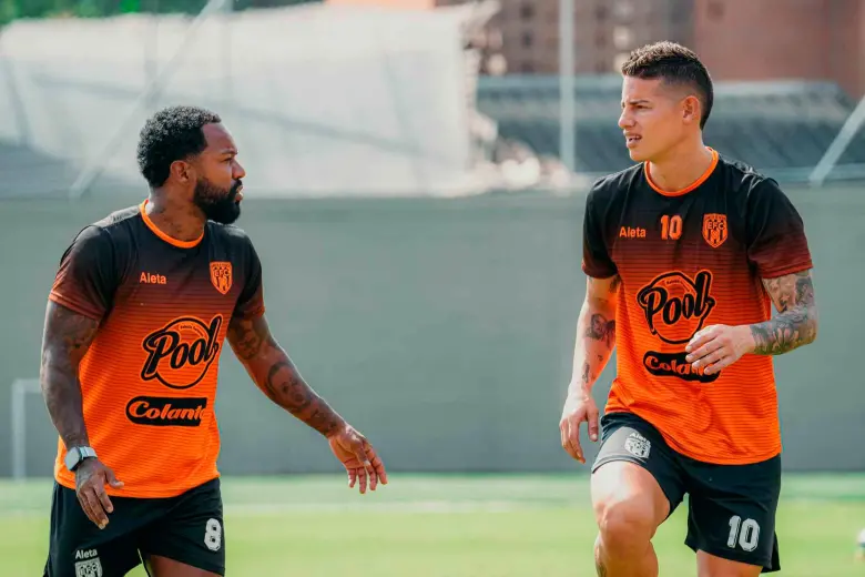 James compartió algunos minutos con Dorlan Pabón en el Polideportivo Sur de Envigado. FOTO: Cortesía Envigado FC