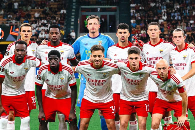 Jhon Jader Durán y sus compañeros en la foto oficial del compromiso ante Milan. FOTO: X SLBenfica