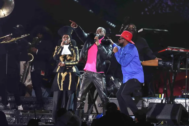 Pras Michel, miembro fundador de los Fugees, -camisa rosada- durante una presentación en Nueva York, durante el 2023. FOTO: AFP.