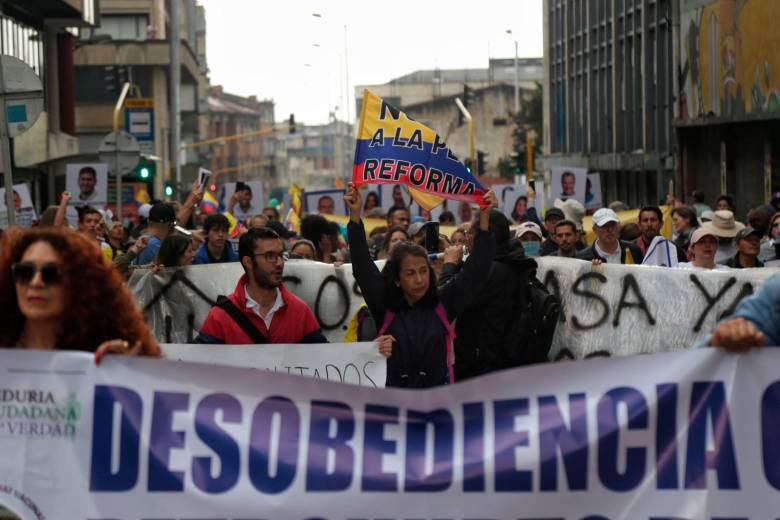 La protesta en Bogotá terminó en la Plaza de Bolívar. FOTO COLPRENSA