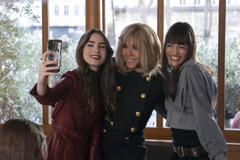 La aparición de Brigitte Macron, primera dama de Francia, en el séptimo capítulo de la cuarta temporada de “Emily in París”. FOTO: cortesía Netflix