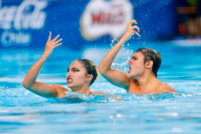 Los colombianos Natalia Jurado y Nicolás Tascón en acción en la prueba del dúo libre mixto en el Panamericano de Natación Artística que se disputa en Chile. FOTO: Tomada de X @PanamSports