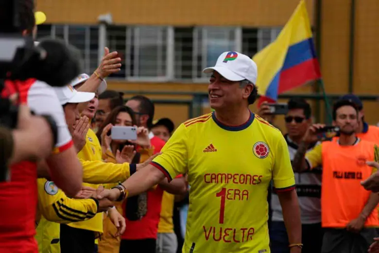 Petro en campaña presidencial 2022 con camisa de la Selección Colombia. Foto: redes sociales