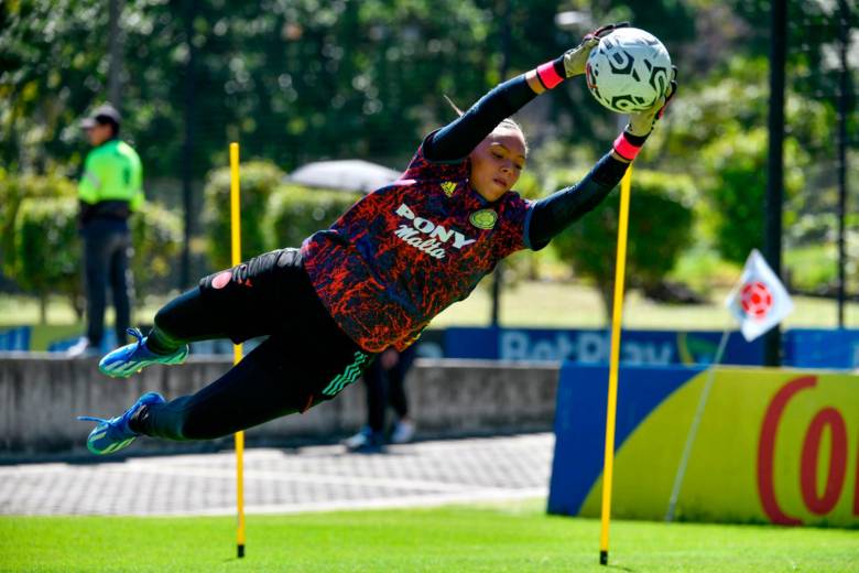 La arquera caleña Luisa Fernanda Agudelo es una de las cartas fuertes que tiene el técnico Carlos Paniagua en el equipo sub 17 que inicia su camino en el Sudamericano. FOTO CORTESÍA FCF