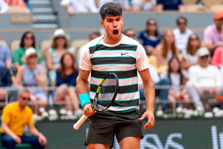 El español Carlos Alcaraz, número dos del mundo y actual campeón de Roland Garros, ya está en semifinales del torneo parisino. FOTO: Getty