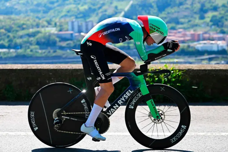 El francés Paul Seixas, de tan solo 19 años se convirtió en el ganador de la crono de la Vuelta al País Vasco y primer líder de la competencia en la que están cuatro colombianos. FOTO GETTY 