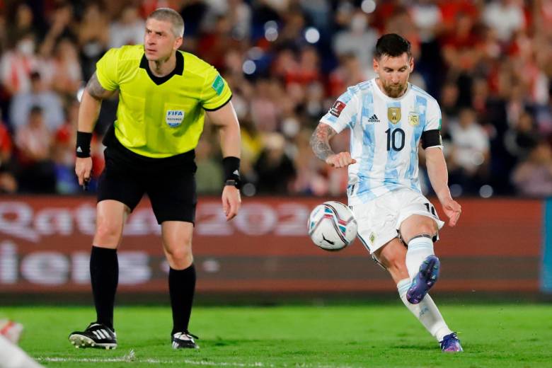 El argentino Lionel Messi es nuevamente uno de los favoritos para quedarse con el Balón de Oro. FOTO EFE