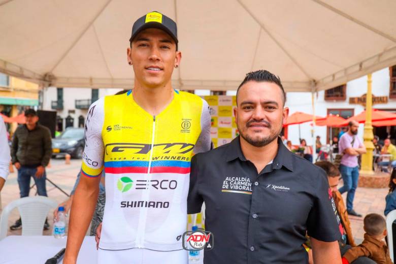 Alejandro Osorio junto a William David Vargas durante el evento de presentación del equipo Avinal-Alcaldía El Carmen de Viboral. FOTO Éder Garcés - ADN Cycling